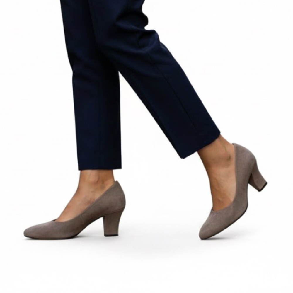 NEW ! TROTTERS  Women's Penelope Pump size 8.5